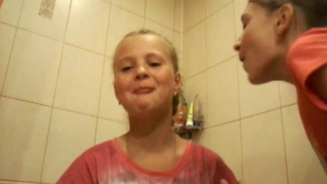 Набираем в рот воды и смешим друг друга смотреть онлайн