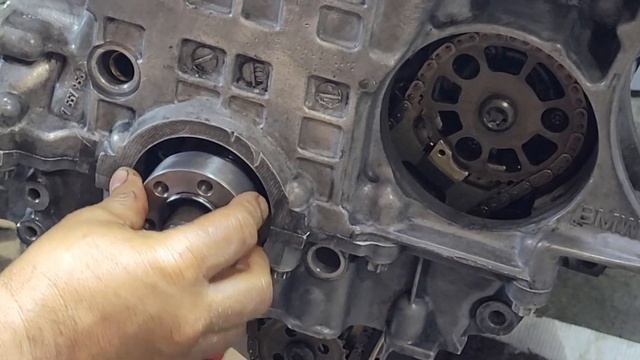 BMW N52 engine rebuild Part 3 oil pump chain crank hub bolt 100 Nm to 360 degrees angle torque смотреть онлайн