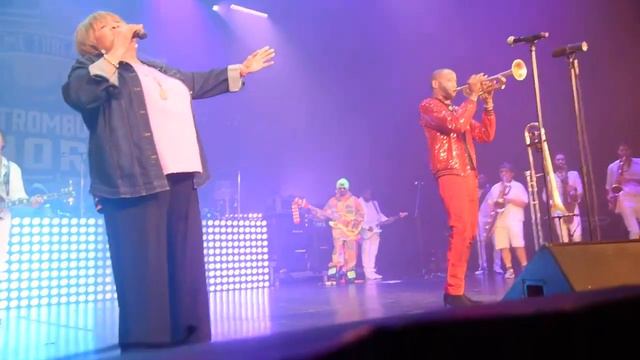 MonoNeon sits in with Mavis Staples & Trombone Shorty (in New Orleans) смотреть онлайн