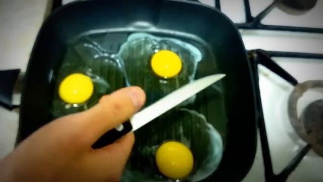Как жарить яйца))просто и быстро)) смотреть онлайн