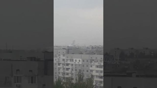 11 08 22 Энергодар, город в дымке, видны клубы дыма в стороне ЗАЭС смотреть онлайн