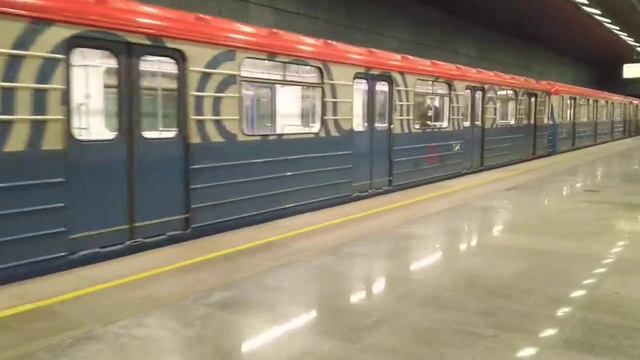 Поезд метро типа 81-717 "Номерной" прибывает на станцию Беломорская смотреть онлайн