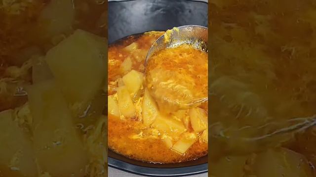 Картофельный суп с яйцами очень вкусный!