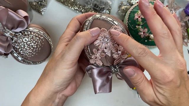 елочные игрушки своими руками. Декор шара кружевом. смотреть онлайн