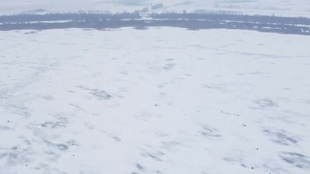 Водохранилище Луково зимой. Посмотрите сколько рыбаков! смотреть онлайн