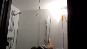 Установка душевой кабины с поддоном из камня.