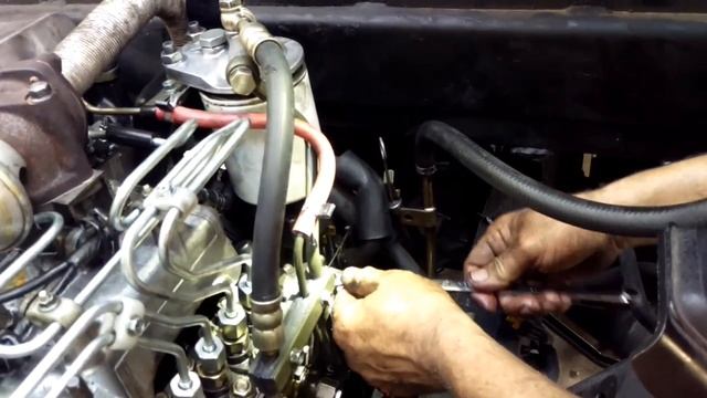 2003 Isuzu NPR 4HE1 Como purgar el sistema de inyección Diésel (Parte 4) смотреть онлайн