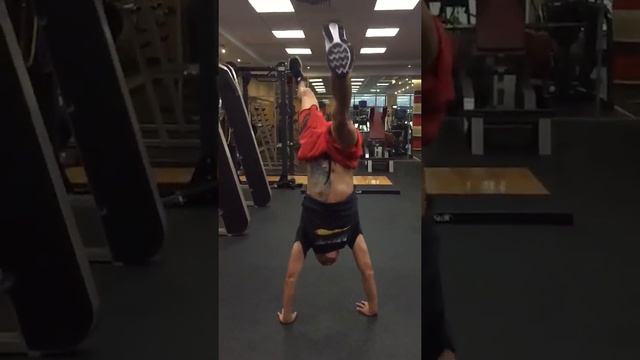 Брейк-данс! Трюк Прыжки на руках ! смотреть онлайн