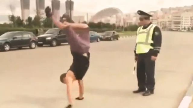 Полицейский не монимает попробуй не сказать что тут происходит😂 смотреть онлайн