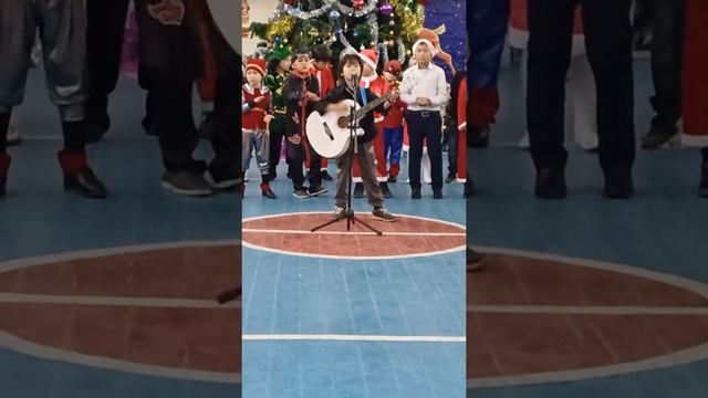 мальчик поёт песню Виктора Цоя. смотреть онлайн