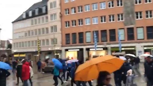 "Калинка-малинка" зазвучала в центре Мюнхена на русском. Немцы массово снимают на видео смотреть онлайн