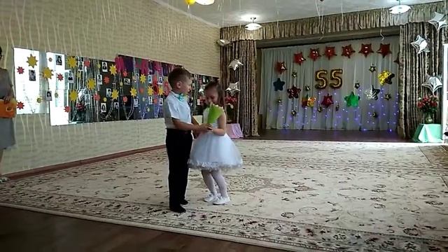 Что мне Светке подарить? (песня) смотреть онлайн