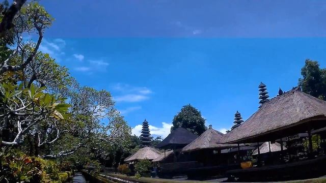 Индонезия, Бали Храм Taman Ayun Temple, пляж с черным песком