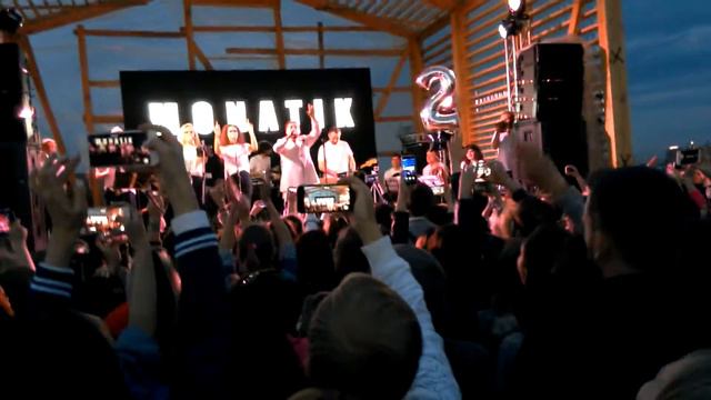 MONATIK - Сейчас (поет крыша), Выходной смотреть онлайн