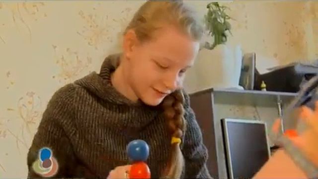 Наташа Поповских самостоятельно преодолевает двигательный барьер и делает первые робкие шаги. смотреть онлайн