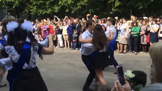 Школьный вальс выпускников - 2016 г. Школа #49. Харьков. смотреть онлайн
