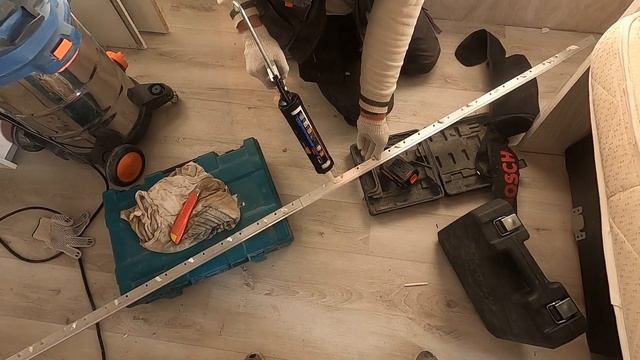 Как проще закрепить багет для натяжного потолка на любую плитку