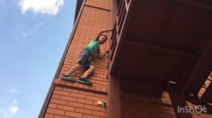 ДИКИЙ ПАРКУР ОТ 9-И ЛЕТНЕГО ХОККЕИСТА! УПАЛ С 3 ЭТАЖА? СЛОМАЛ РУКИ И И КОЛЕНО? #паркур #страшно