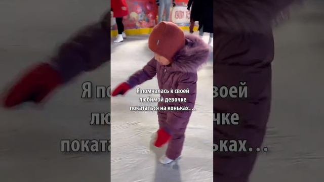 Гагарина покаталась на ГУМ-катке с дочерью, которую долго скрывала от публики смотреть онлайн
