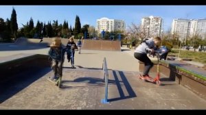Катаемся и делаем трюки в скейт-парке