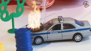 Игрушка машинка загорелась, тушим её пожарным набором