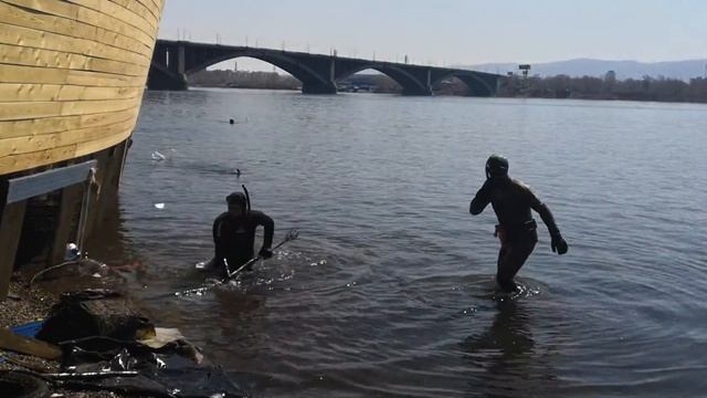 Водолазы-волонтёры чистят дно Енисея смотреть онлайн
