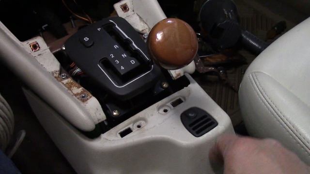 Jaguar X-Type Gearbox Fault: Automatic Gear Shift Assembly Removal смотреть онлайн