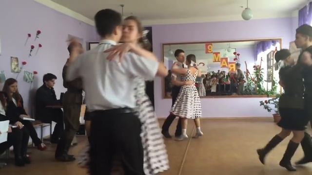 Военный вальс 10-А. Лицей№14, г. Макеевка смотреть онлайн