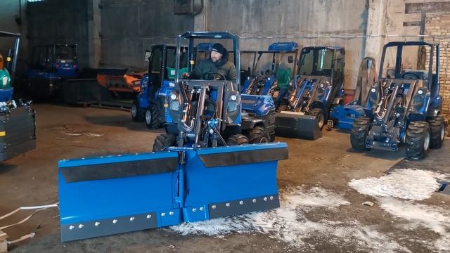 Снеговой плуг (отвал-бабочка) для минипогрузчика MultiOne. Обзор навесного оборудования на погрузчи