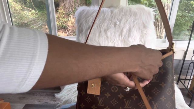 Louis Vuitton New CARRY ALL is here! How to Secure this bag | How to tie a slip knot! | KBotLV смотреть онлайн