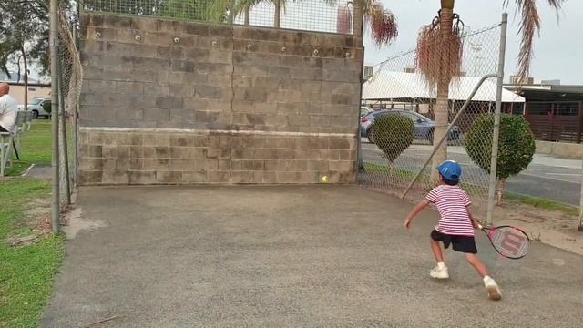 Tiny tennis player смотреть онлайн