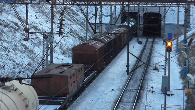 Электровоз ВЛ80с-2071 с грузовым поездом