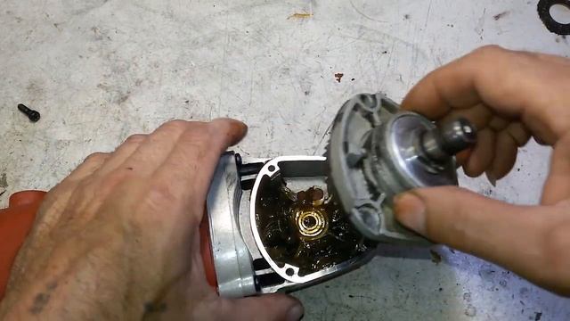 Заклинило гайку на УШМ(болгарка). Как её открутить? смотреть онлайн