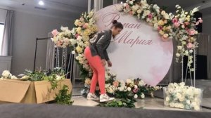 Как крепить цветы на круглую фотозону