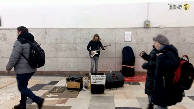 Соло на электрогитаре в вечернем метро (Andrew Den) смотреть онлайн