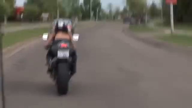 Девушка в топике не мотоцикле. Girl in tank top rides his bike. смотреть онлайн