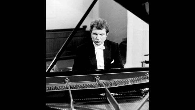 GILELS plays Beethoven - Moonlight Sonata Op 27 No 2 - Mvt 3 смотреть онлайн