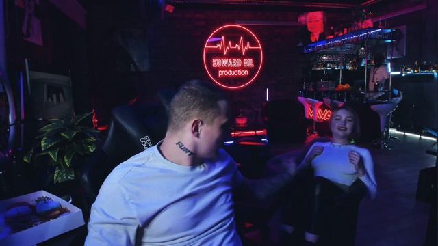 ЭДВАРД БИЛ ПОСАДИЛ ВИКУ СТРАУСА НА ВЕДРО #эдвардбил #стрим #edwardbil #пранк смотреть онлайн