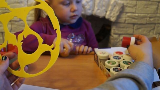 Рисуем красками. Рисуем через трафарет! Все руки в краске смотреть онлайн