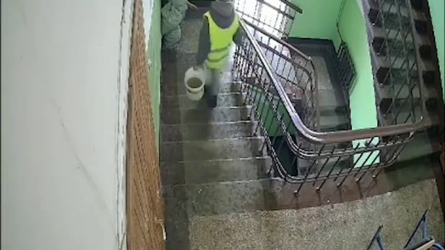 Дезинфекция подъездов (парадных) в Санкт-Петербурге. Уборщица на передовой с ведром странной жидкос смотреть онлайн