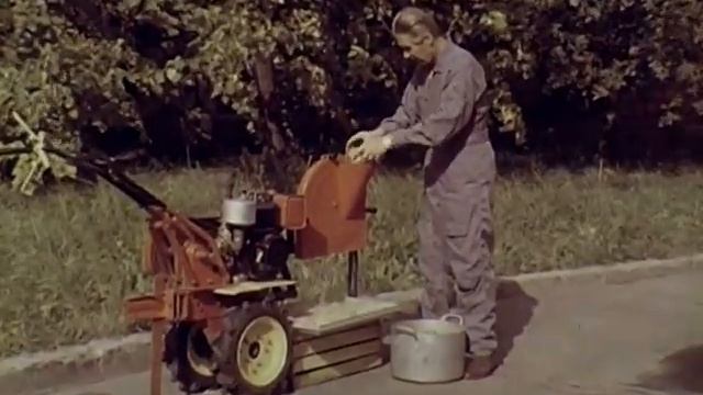 Помощник садовода - реклама мотоблока МБ-1 СССР смотреть онлайн