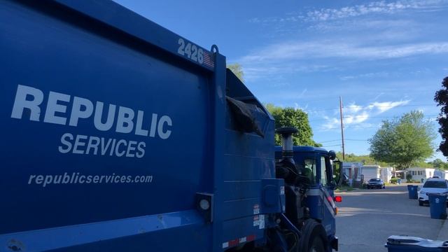 Raw Republic Services Autocar ACX Heil Python Garbage Truck on Heavy Trash смотреть онлайн
