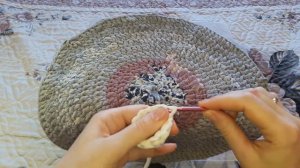 Как связать коврик крючком из старых вещей