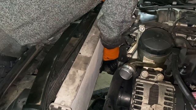 Bmw 335i N54 RADIATOR Replacement Ultimate Guide DIY E90 E92 (Includes Auto/MT Drain Bolt Info) смотреть онлайн