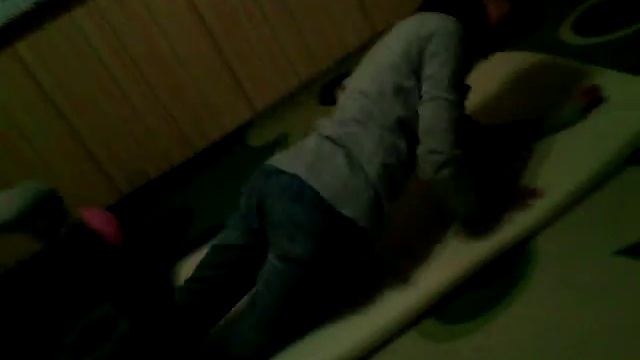 Я учусь делать кувырок в перед с подругой смотреть онлайн