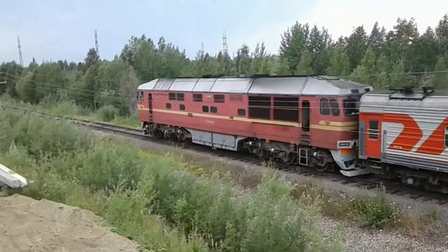 Тепловоз ТЭП70-516.С пассажирским поездом Приобье-Екатеринбург. смотреть онлайн