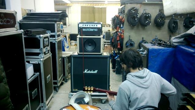 Gibson LP Studio to Soldano Astroverb through 4x12 cab смотреть онлайн