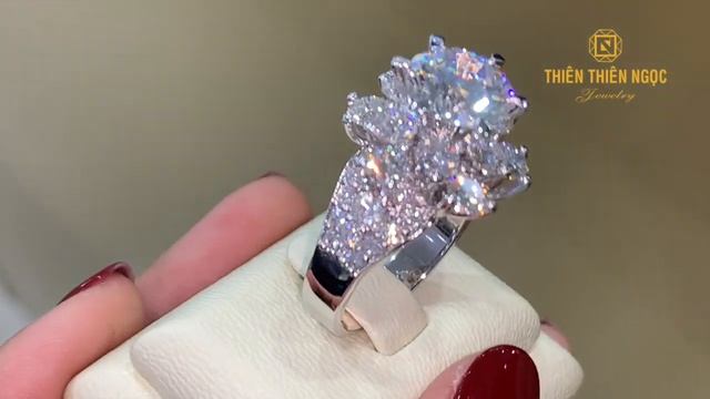 Nhẫn kim cương viên chủ 7 ly 2 F VVS1 kiểm định GIA. Giá vỏ : 220.000.000 vnđ смотреть онлайн