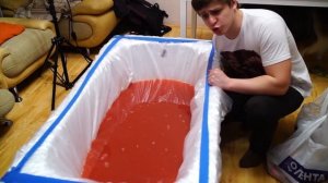 ЧЕЛОВЕК ЗАСТЫЛ В ЖЕЛЕ