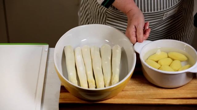 Спаржа белая под голландским соусом, шницель из индейки и молодой отварной картофель. Классика!!! смотреть онлайн